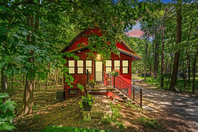 6907 126th Avenue, Fennville, MI 49408