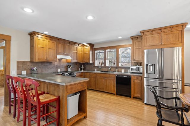1812 Oakview Lane N, Plymouth, MN 55441