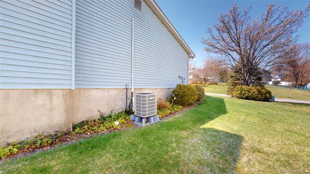 17 Shaker Court, New Windsor, NY 12553