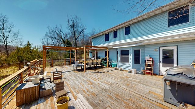 17 Shaker Court, New Windsor, NY 12553
