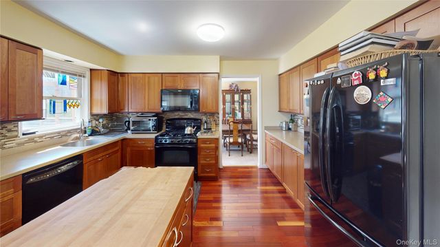 17 Shaker Court, New Windsor, NY 12553