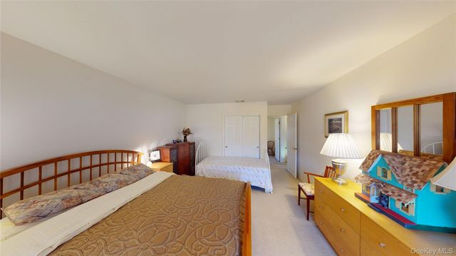 17 Shaker Court, New Windsor, NY 12553