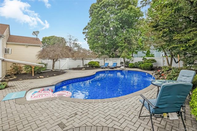 10 John Street, Selden, NY 11784