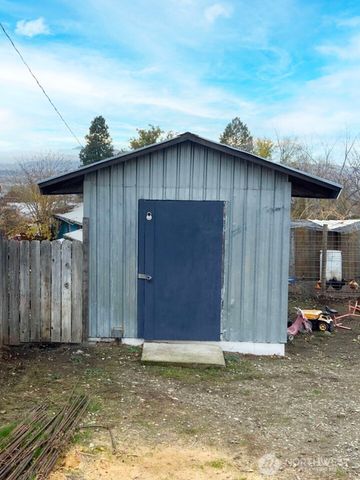 522 Locust Street, Omak, WA 98841