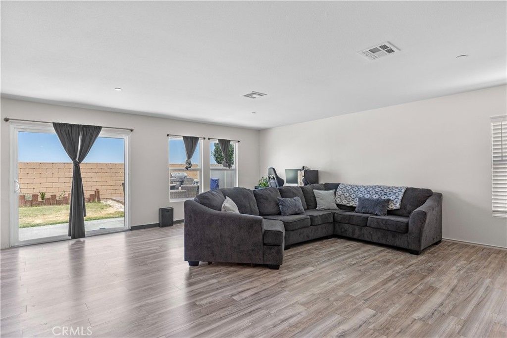 Image 9 of property listing at 44539 Freer Way, Lancaster, CA 93536