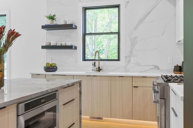 122 Cabot St 122, Newton, MA 02458