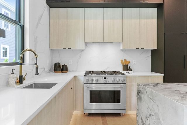 122 Cabot St 122, Newton, MA 02458