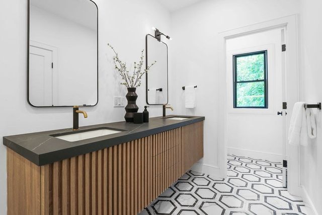 122 Cabot St 122, Newton, MA 02458