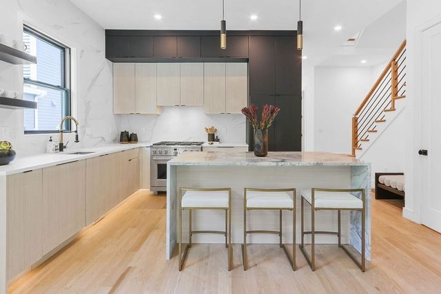 122 Cabot St 122, Newton, MA 02458