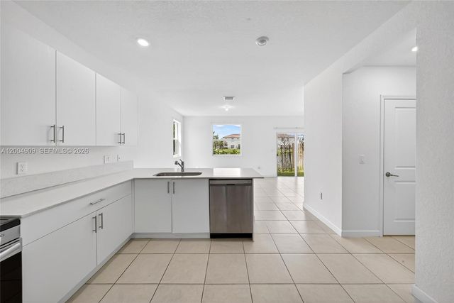 5555 NW 27th St, Lauderhill, FL 33312