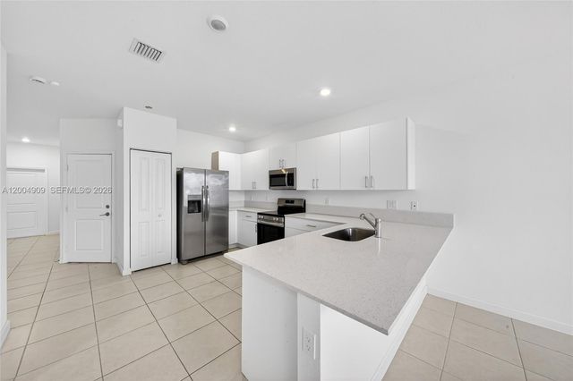 5555 NW 27th St, Lauderhill, FL 33312