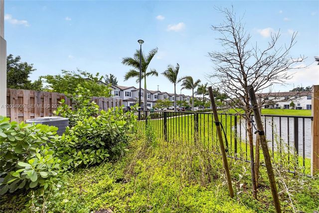 5555 NW 27th St, Lauderhill, FL 33312