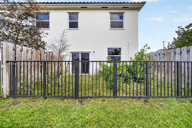 5555 NW 27th St, Lauderhill, FL 33312