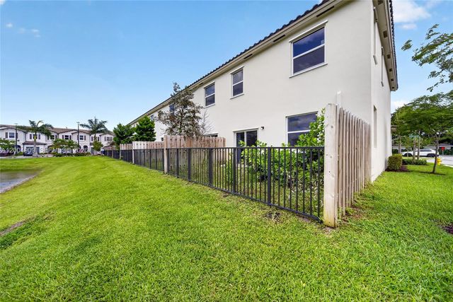 5555 NW 27th St, Lauderhill, FL 33312