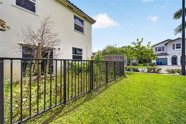 5555 NW 27th St, Lauderhill, FL 33312