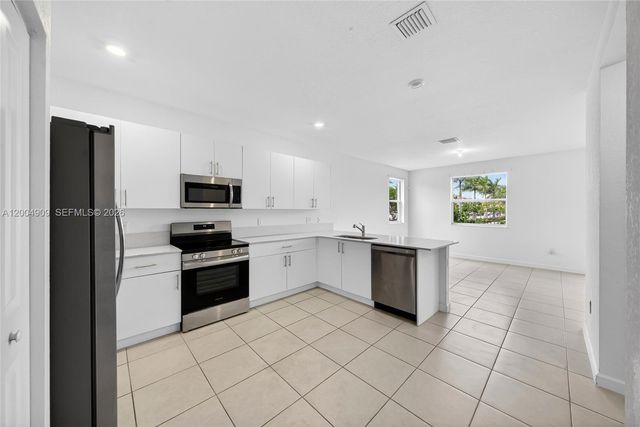 5555 NW 27th St, Lauderhill, FL 33312