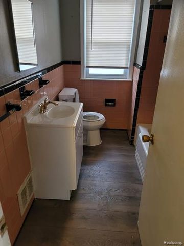 7261 Auburn Street, Detroit, MI 48228