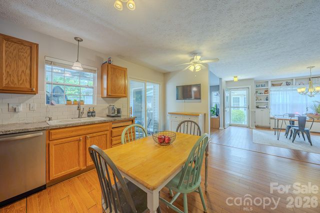 39 N Creekside Court, Hendersonville, NC 28791