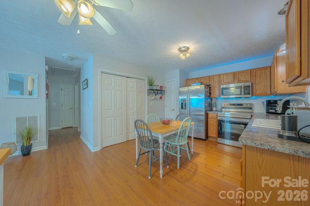 39 N Creekside Court, Hendersonville, NC 28791