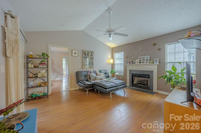 39 N Creekside Court, Hendersonville, NC 28791