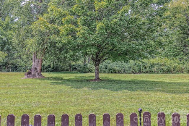 39 N Creekside Court, Hendersonville, NC 28791