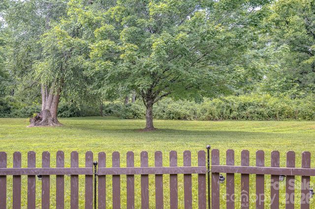 39 N Creekside Court, Hendersonville, NC 28791