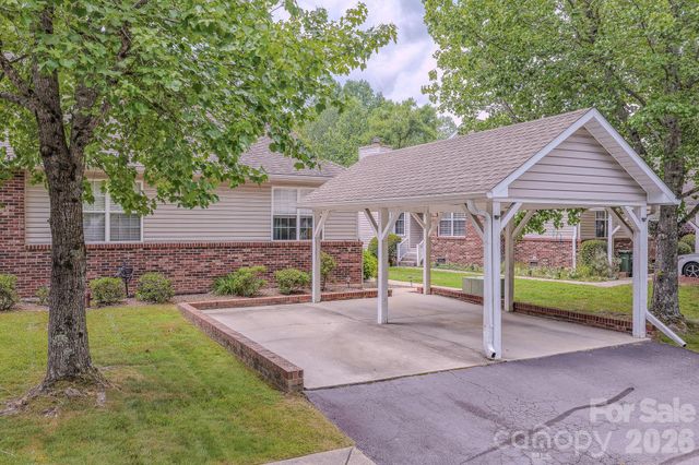 39 N Creekside Court, Hendersonville, NC 28791