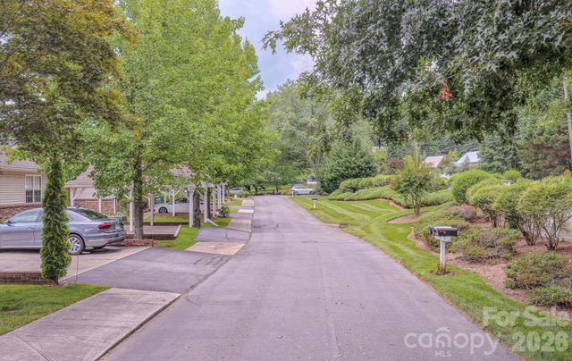 39 N Creekside Court, Hendersonville, NC 28791