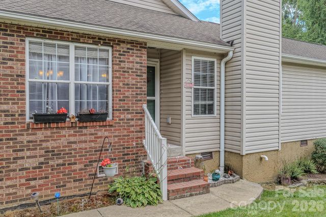 39 N Creekside Court, Hendersonville, NC 28791
