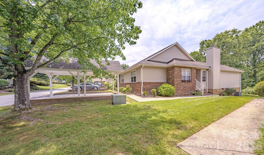 39 N Creekside Court, Hendersonville, NC 28791