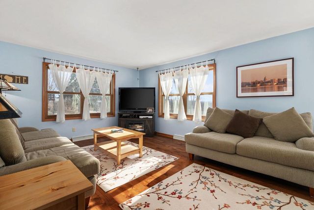 5840 Madsen Circle, Oregon, WI 53575