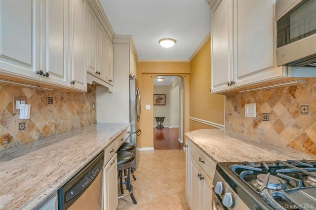 920 Pelhamdale Avenue A2H, Pelham, NY 10803