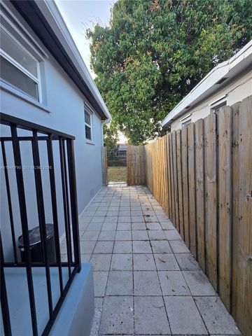 4310 E 9th Ln, Hialeah, FL 33013