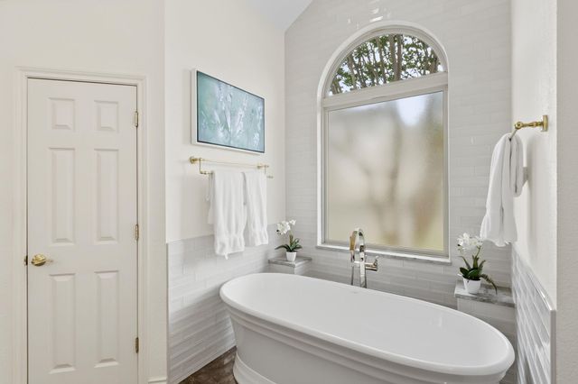 607 Bending Oak DR, Dripping Springs, TX 78620