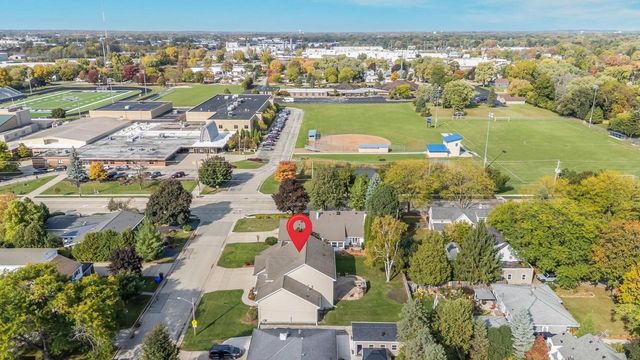 1606 S CARVER LANE, Appleton, WI 54914