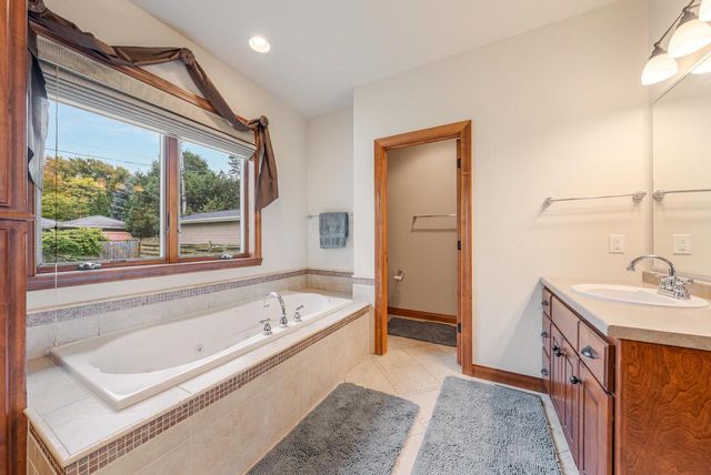 1606 S CARVER LANE, Appleton, WI 54914