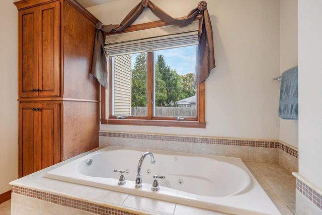 1606 S CARVER LANE, Appleton, WI 54914