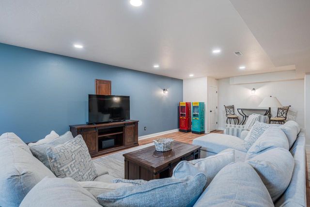 1606 S CARVER LANE, Appleton, WI 54914