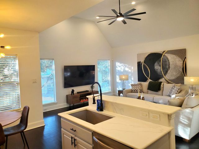 5250 Washington Avenue, Houston, TX 77007