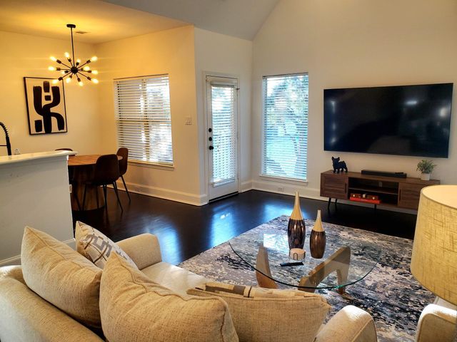 5250 Washington Avenue, Houston, TX 77007