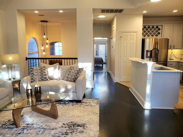 5250 Washington Avenue, Houston, TX 77007