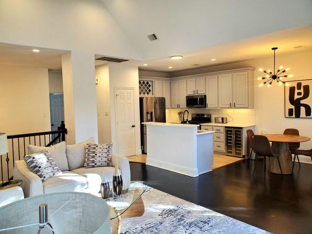 5250 Washington Avenue, Houston, TX 77007