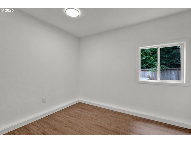1330 HAWTHORNE St, Sweet Home, OR 97386