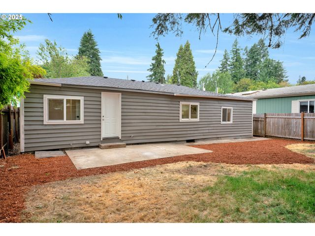 1330 HAWTHORNE St, Sweet Home, OR 97386
