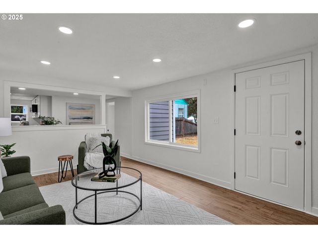 1330 HAWTHORNE St, Sweet Home, OR 97386