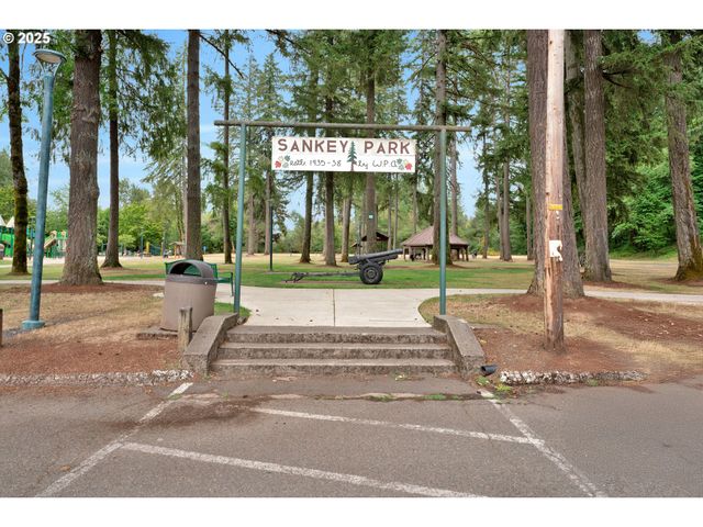 1330 HAWTHORNE St, Sweet Home, OR 97386