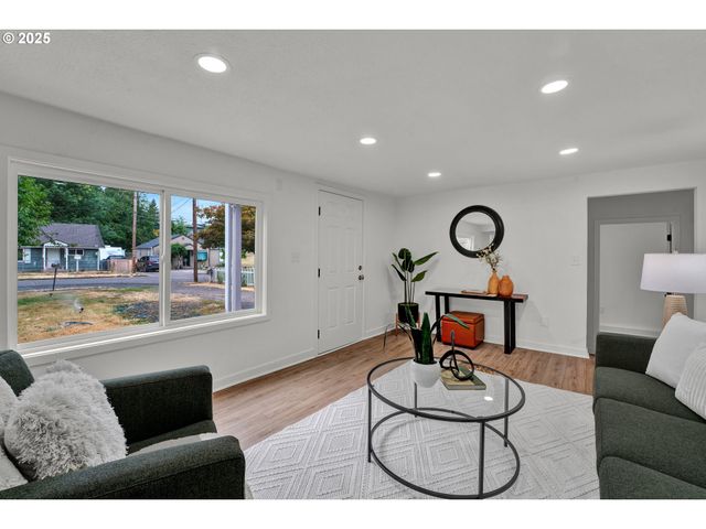 1330 HAWTHORNE St, Sweet Home, OR 97386