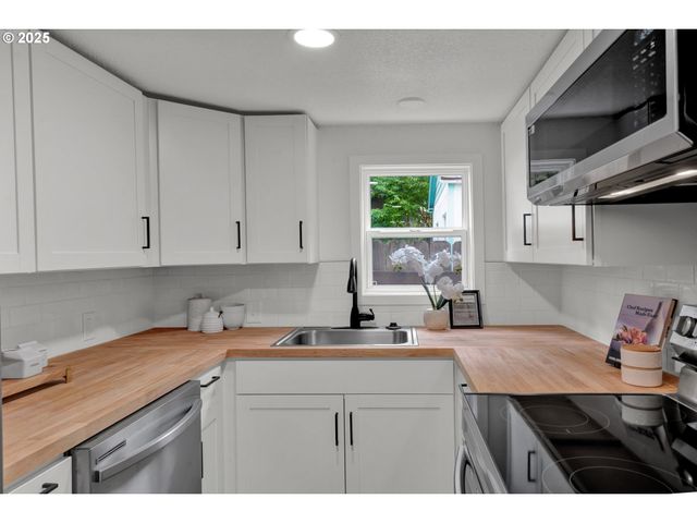 1330 HAWTHORNE St, Sweet Home, OR 97386