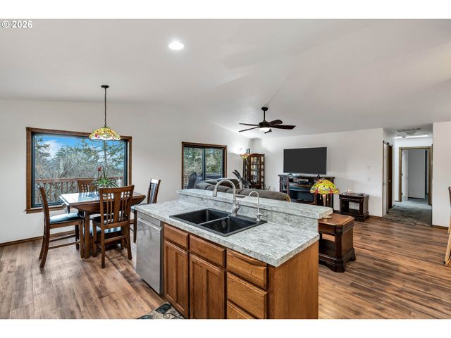 45723 Sw SADDLEBACK Dr, Gaston, OR 97119