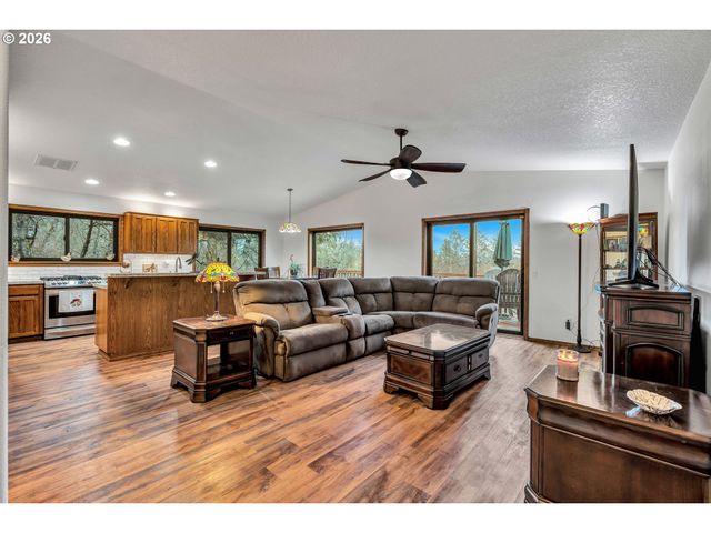 45723 Sw SADDLEBACK Dr, Gaston, OR 97119